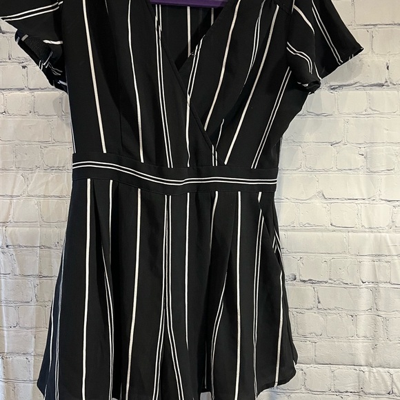 Xhilaration Size Medium Black & White Striped - Picture 6 of 15